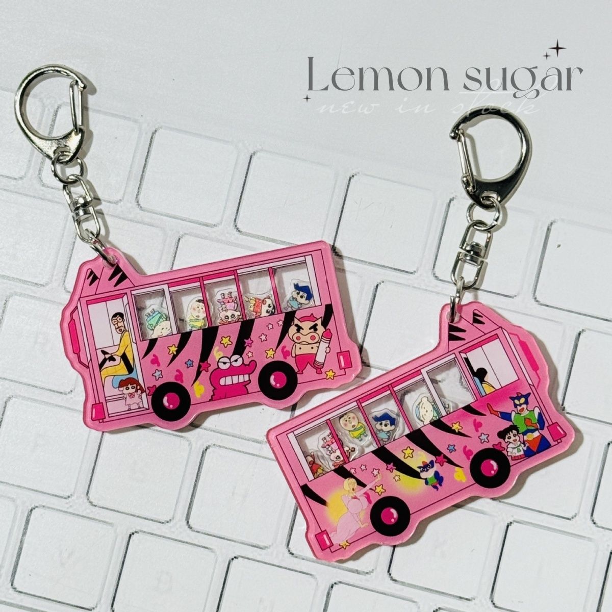 Kids Education School - クレヨンしんちゃんスクールバスシェイクトイペンダントキーホルダーバックパック飾り、かわいい、アクリル製、揺れるタイプ